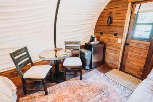 um quarto com uma mesa, 2 cadeiras e comodidades para preparar café em Heated & AC Full Bathroom Covered Wagon em Penn Yan
