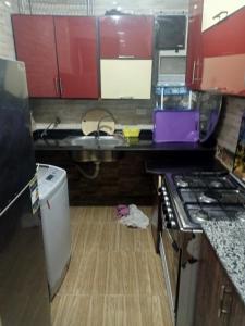 uma pequena cozinha com um lavatório e um fogão em شقه مفروشه مكيفه نضيفه للايجار علي جسر السويس no Cairo