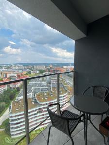 uma varanda com mesa e cadeiras e vista para a cidade em Premium Apartament 156 em Rzeszów