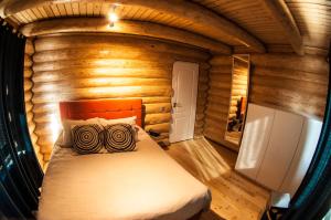 A bed or beds in a room at Cabana Deac - Luxury Chalet