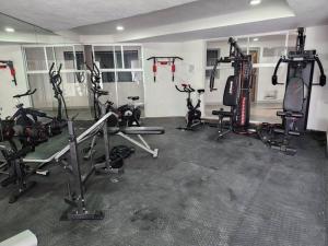 Fitness centrum a/nebo fitness zařízení v ubytování Depa nuevo en el corazón de GDL con seguridad y alberca