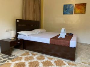 Tempat tidur dalam kamar di Papa Freds Beach Resort