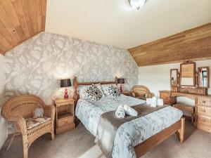 a bedroom with a bed and a desk and chair at The Granary - Uk36673 in Goulsby