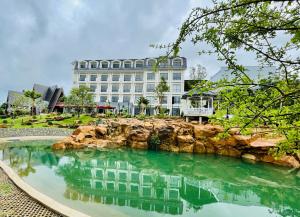 Bazén v ubytování Sunflower Hotel & Resort nebo v jeho okolí