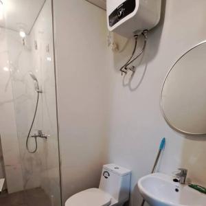 y baño con ducha, aseo y lavamanos. en One Residence 2 Bedroom Sea View, en Batam Centre