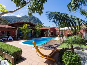 um resort com uma rede de descanso e uma piscina em Villa Los Silos, 4 dormitorios, 8 personas - ES-279-6 em Los Silos