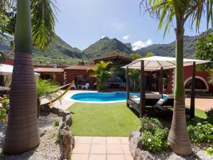 uma villa com piscina e montanhas ao fundo em Villa Los Silos, 4 dormitorios, 8 personas - ES-279-6 em Los Silos