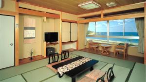 uma grande sala de estar com vista para o oceano em Michishio em Toba