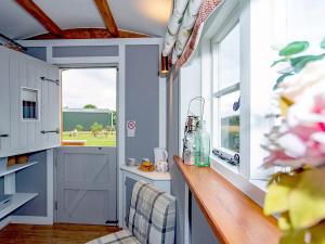 een keuken met een aanrecht en een raam bij Hedge Betty-uk36797 in Foulsham