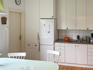 Kuchyň nebo kuchyňský kout v ubytování Holiday home ÄLGARÅS II