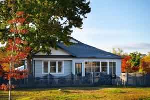 a house with a fence in front of it at 18 Albert House in Trentham