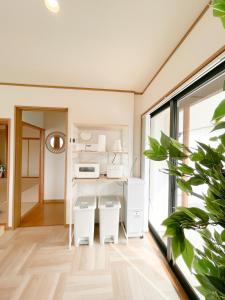 cocina con 2 taburetes blancos en una habitación en Izu Serenity Fuji-View Retreat with Private Onsen, en Izu