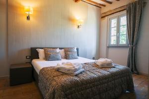 een slaapkamer met een bed met handdoeken erop bij Boutique Hotel Casa Grimaldi in Matelica
