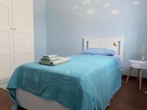 - une chambre avec un lit doté d'une couverture bleue dans l'établissement B&B Campi di sole, à Sala Bolognese