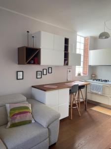 a living room with a couch and a kitchen at B&B Campi di sole in Sala Bolognese