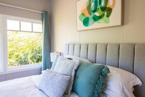 Ένα ή περισσότερα κρεβάτια σε δωμάτιο στο Banksia Cottage, pretty cottage with garden