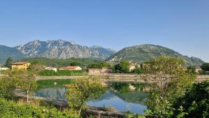 Una vista de un lago con montañas al fondo. en Casita1906, en Rocchetta a Volturno