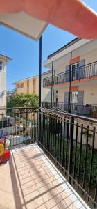 d'un balcon avec une clôture noire et un bâtiment. dans l'établissement Apartment San Rocco, à Alassio