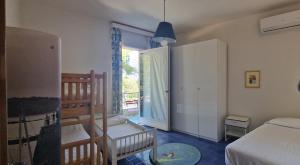 - une chambre avec un lit et une fenêtre dans l'établissement Apartment San Rocco, à Alassio