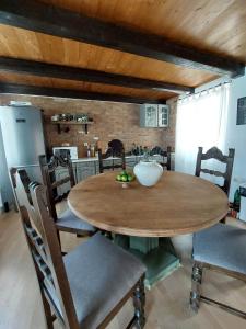 uma mesa de jantar com cadeiras e uma tigela em Hilltop House. em Erdut
