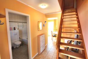 un baño con una escalera que conduce a un baño con aseo en Ferienhaus CASA UNO, en Göhren-Lebbin