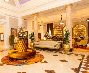 een lobby van een hotel met een bank en een tafel bij Taj Cape Town in Kaapstad