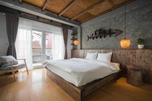 una camera da letto con un letto grande e una finestra di HIDDEN GEM*HEART of THE OLD QUARTER*5BR*FULL HOUSE a Hanoi