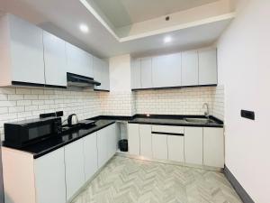 BedChambers Luxurious Serviced Apartment in Gurgaon 주방 또는 간이 주방