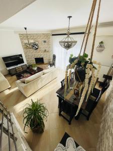 salon z kanapą i huśtawką w obiekcie D & J Luxury House w miejscowości Nea Kallikratia