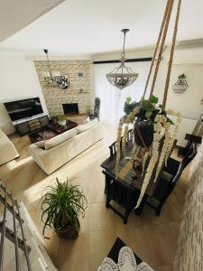 ネア・カリクラティアにあるD & J Luxury Houseのリビングルーム(ソファ、ブランコ付)