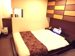 una camera d'albergo con un letto in una stanza di HOTEL WILL渋谷 LOVE HOTEL -Adult only- a Tokyo