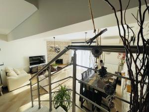 Zimmer mit einer Treppe und einem Wohnzimmer in der Unterkunft D & J Luxury House in Nea Kallikratia