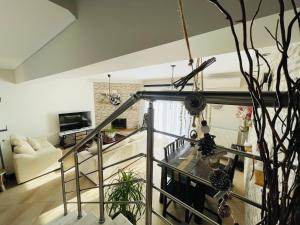 ネア・カリクラティアにあるD & J Luxury Houseの階段とリビングルームのある部屋