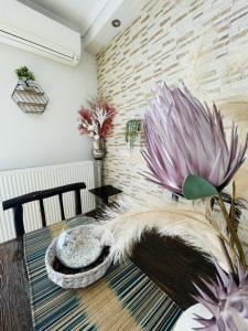 Pokój z dużym różowym kwiatem na stole w obiekcie D & J Luxury House w miejscowości Nea Kallikratia