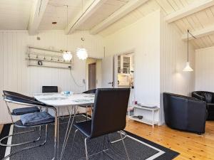 een eetkamer met een tafel en stoelen bij Holiday home Faxe Ladeplads IX in Fakse Ladeplads