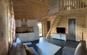 salon w drewnianym domku ze schodami w obiekcie Domek 4-6osobowy w mieście Wroceń