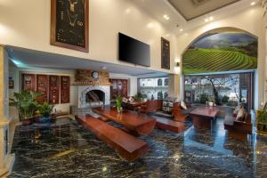 - un salon avec des canapés et une cheminée dans l'établissement Sapa Highland Resort & Spa, à Sa Pa