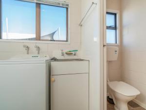 Ένα μπάνιο στο Location Plus - Whangamata Holiday Home +18 φωτογραφίες