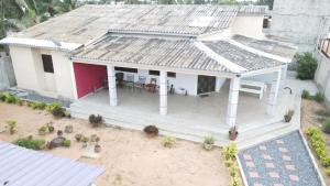 洛美Villa Stella的屋顶房屋的顶部景色