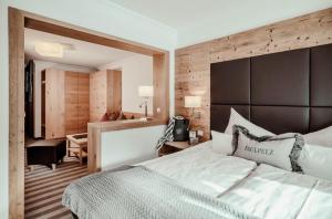 una camera d'albergo con un grande letto e una scrivania di Hotel St. Georg zum See a Maurach