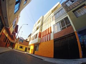- une vue sur un bâtiment situé dans une rue dans l'établissement La Casa de Arturo, à Lima