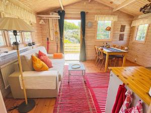 uma sala de estar com um sofá e uma mesa numa cabina em Holiday home ELLÖS VII em Ellös