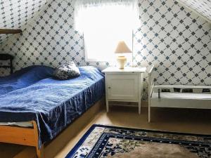 sypialnia z łóżkiem, stołem i oknem w obiekcie Holiday home Tystberga III w mieście Tystberga