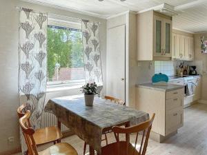 uma cozinha com mesa e cadeiras e uma janela em Holiday home VAREKIL VI em Varekil
