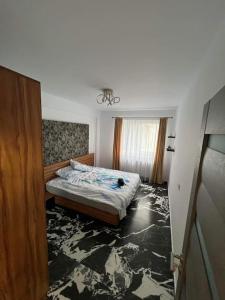 1 dormitorio con 1 cama en una habitación en Luxury Apartments by Patrik en Oradea