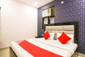 En eller flere senge i et værelse på Hotel O White Valley + 23 billeder