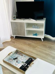 Μια τηλεόραση ή/και κέντρο ψυχαγωγίας στο Salles Beach Duplex 45