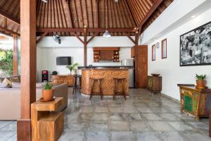 una cocina abierta con barra en una villa en Villa Cinta Umalas, en Canggu