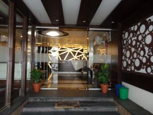 lobby sklepu z doniczkami w obiekcie HOTEL REST INN w mieście Surat