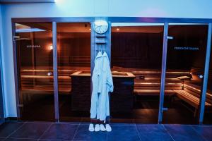 ein Zimmer mit einer Uhr und einer Statue einer Person in der Unterkunft Hotel St. Georg zum See in Maurach